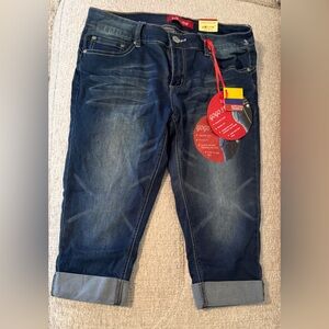 Gogo Star Levanta Cola Bermuda Jeans – Size 11 Dark Wash (NWT)